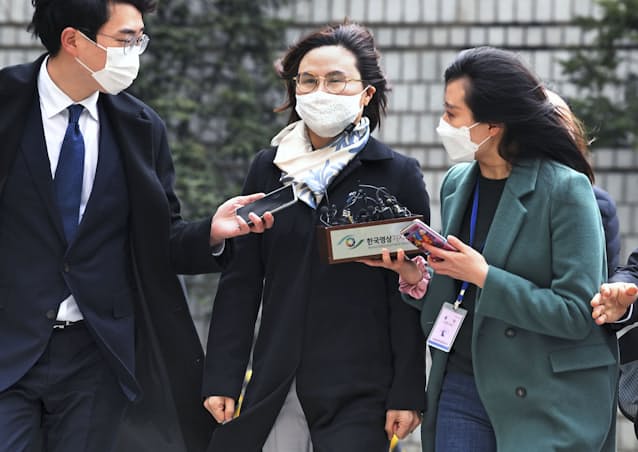 韓国地裁 曺前法相の妻に懲役4年 娘の不正入学で 日本経済新聞 韓国地裁 曺前法相の妻に懲役4年 娘の不正入学で 日本経済新聞