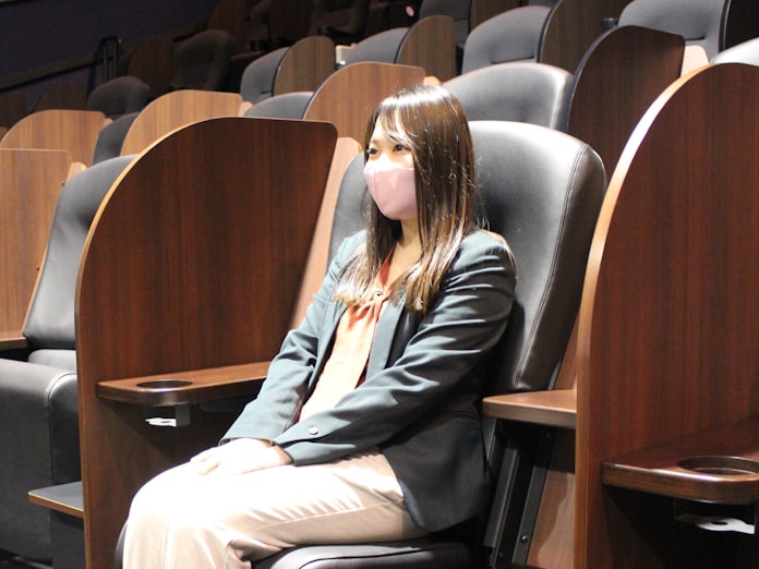 イオンシネマ コロナ下のモデル館 全座席に飛沫対策板 日本経済新聞