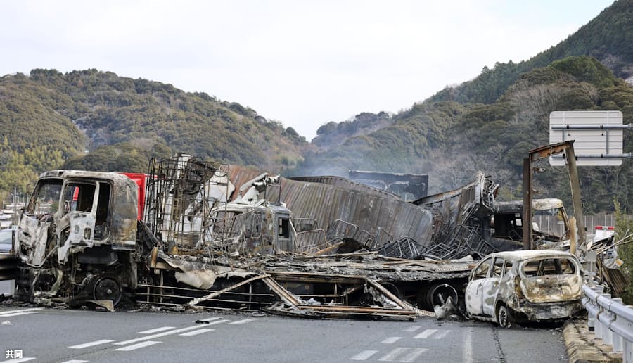山口 中国道で10台絡む事故 運転手1人死亡 路面凍結 日本経済新聞