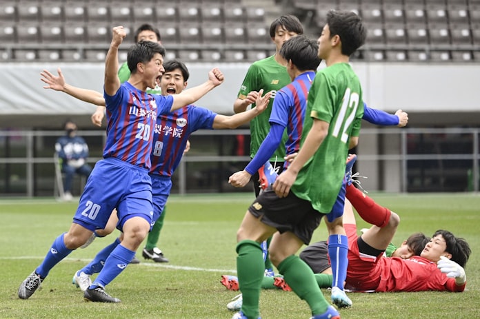 山梨学院 攻撃的守備で優勝候補を撃破 高校サッカー 日本経済新聞 山梨学院 攻撃的守備で優勝候補を撃破 高校サッカー 日本経済新聞