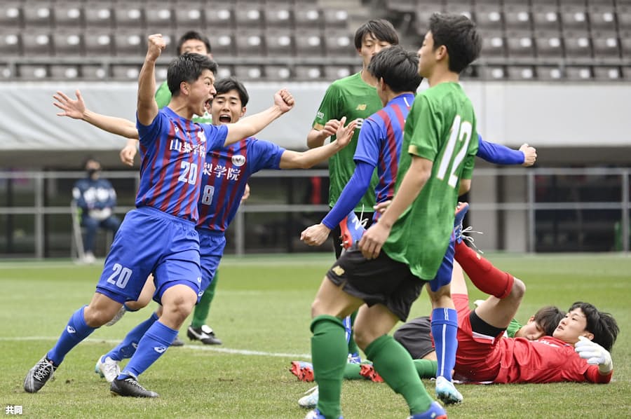 山梨学院 攻撃的守備で優勝候補を撃破 高校サッカー 日本経済新聞