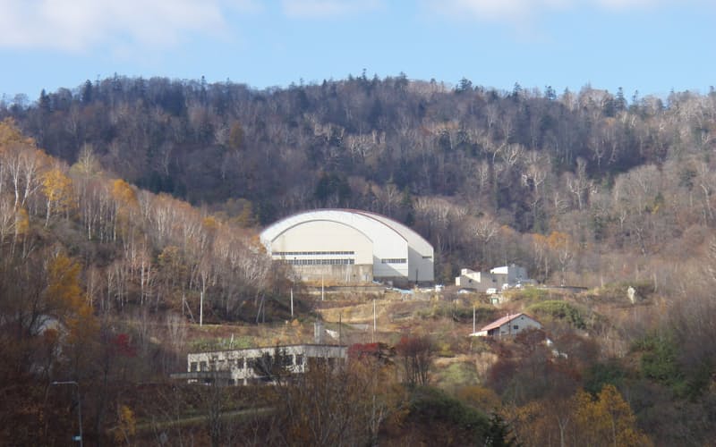札幌市にある豊羽鉱山。水処理施設は周囲の環境への悪影響を防ぐため完全屋内型だ 札幌市にある豊羽鉱山。水処理施設は周囲の環境への悪影響を防ぐため完全屋内型だ