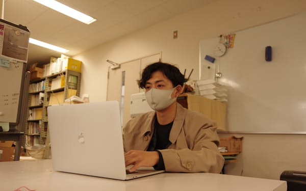 福井大の大学院で建築を学ぶ高橋駿介さんは埼玉県でインターンをしながらオンラインで授業を受ける