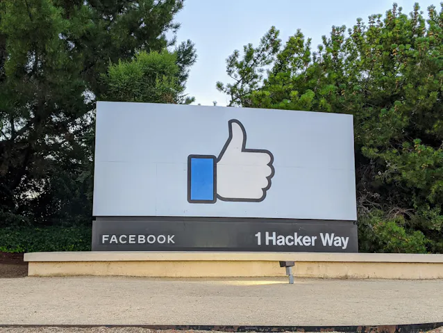 Facebook トランプ大統領のアカウントを無期限凍結 日本経済新聞