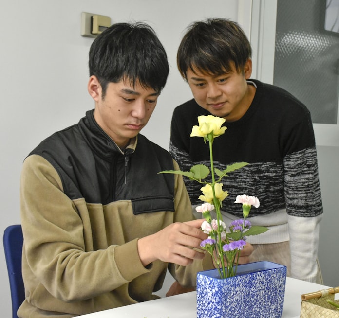 イケメンが華道の魅力紹介 池坊の若手男性グループ 日本経済新聞 イケメンが華道の魅力紹介 池坊の若手男性グループ 日本経済新聞