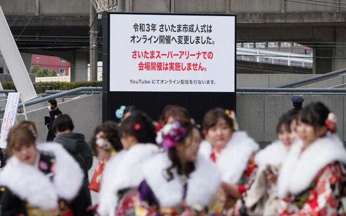 緊急事態下の成人式 コロナで異例の 晴れの日 に 日本経済新聞 緊急事態下の成人式 コロナで異例の 晴れの日 に 日本経済新聞