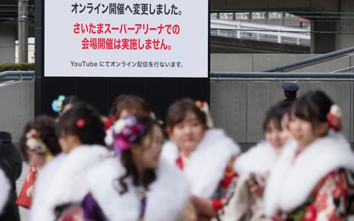 緊急事態下の成人式 コロナで異例の 晴れの日 に 日本経済新聞 緊急事態下の成人式 コロナで異例の 晴れの日 に 日本経済新聞