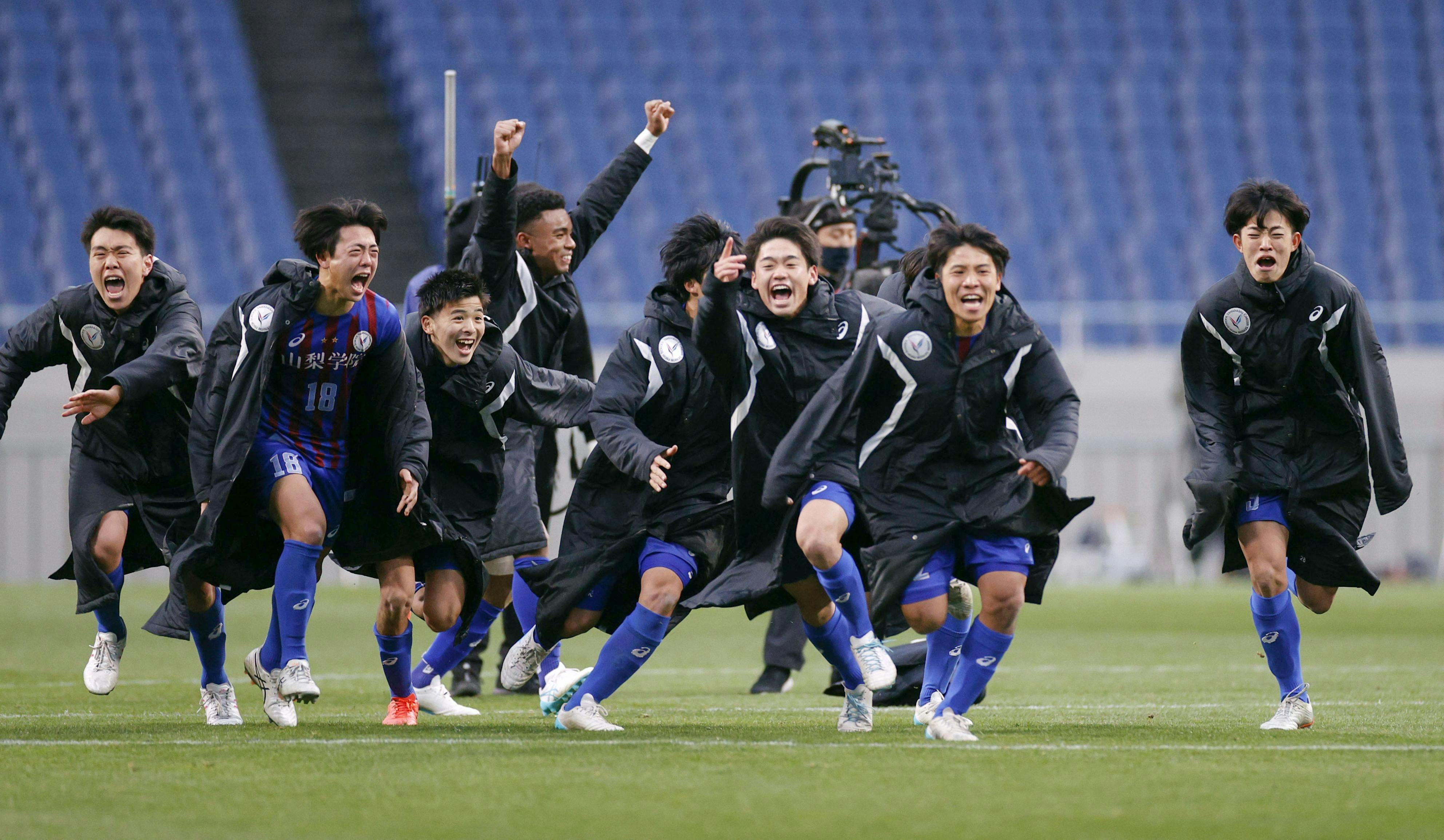 秘策決まり山梨学院が2度目v 激闘制す 高校サッカー 日本経済新聞