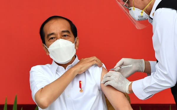 中国製のワクチンを接種するインドネシアのジョコ大統領（1月13日、ジャカルタ）=ロイター