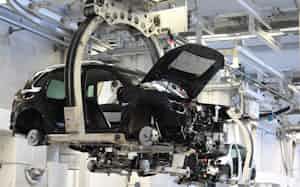 半導体不足による自動車生産への影響は世界に広がっている。写真は独フォルクスワーゲンのウォルフスブルクの工場(独北部)=ロイター 半導体不足による自動車生産への影響は世界に広がっている。写真は独フォルクスワーゲンのウォルフスブルクの工場(独北部)=ロイター