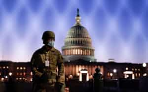 12日、米ワシントンの議会を警備する州兵=ロイター 12日、米ワシントンの議会を警備する州兵=ロイター