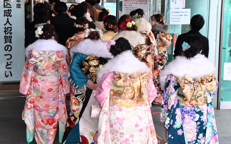 成人式の会場に入る新成人(11日、東京都杉並区) 成人式の会場に入る新成人(11日、東京都杉並区)