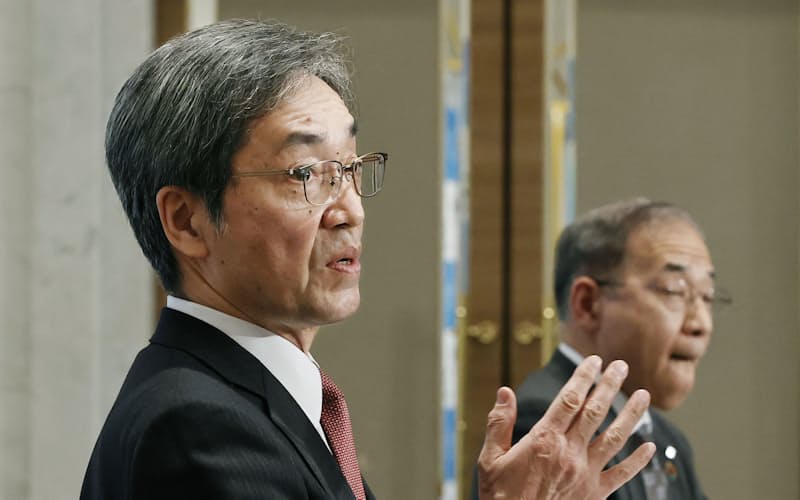 記者会見する福井銀行の林正博頭取(左)と福邦銀行の渡辺健雄頭取=14日午後、福井市 記者会見する福井銀行の林正博頭取(左)と福邦銀行の渡辺健雄頭取=14日午後、福井市