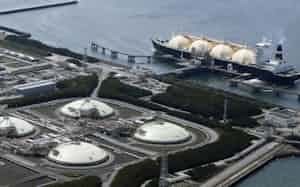 電力各社はコロナ感染拡大を見越して、LNGの在庫を絞っていた(千葉県富津市の東京電力富津火力発電所に接岸するLNG船) 電力各社はコロナ感染拡大を見越して、LNGの在庫を絞っていた(千葉県富津市の東京電力富津火力発電所に接岸するLNG船)