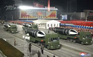 14日の軍事パレードで公開した新型とみられるSLBM=朝鮮中央通信・ロイター 14日の軍事パレードで公開した新型とみられるSLBM=朝鮮中央通信・ロイター