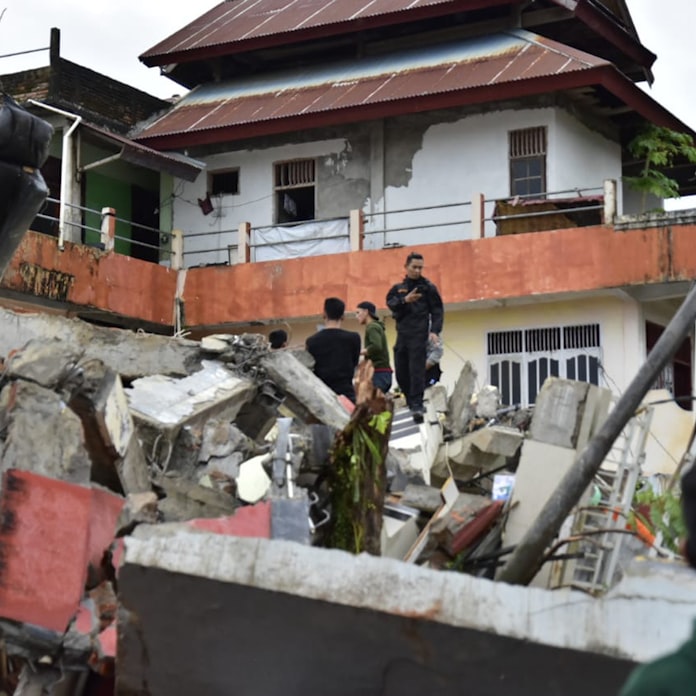 インドネシア スラウェシ島でm6 2地震 42人死亡 日本経済新聞