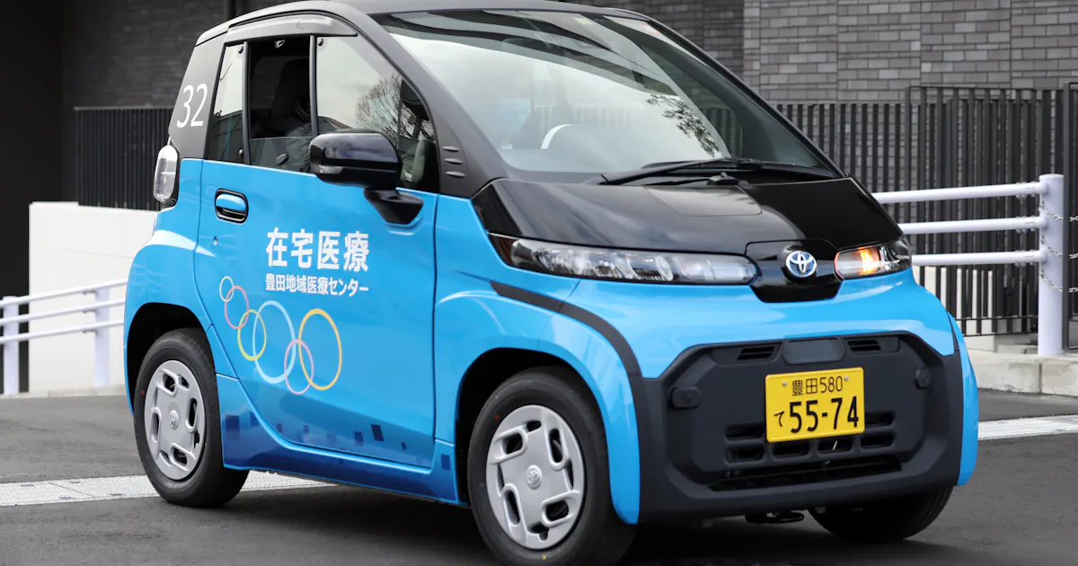 トヨタの超小型EV、細い道でも小回り 走行を公開: 日本経済新聞