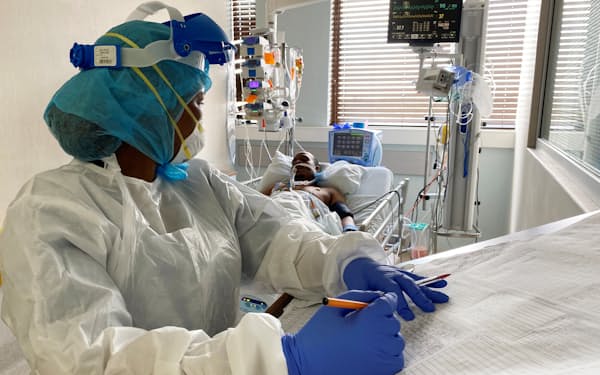 感染が急増する南アフリカの病院で患者の治療にあたる医療従事者=ロイター