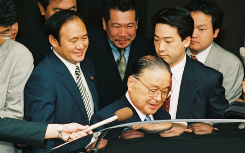 1998年7月、自民党総裁選立候補の日に議員宿舎を出る梶山氏(中央)と菅氏(左) 1998年7月、自民党総裁選立候補の日に議員宿舎を出る梶山氏(中央)と菅氏(左)
