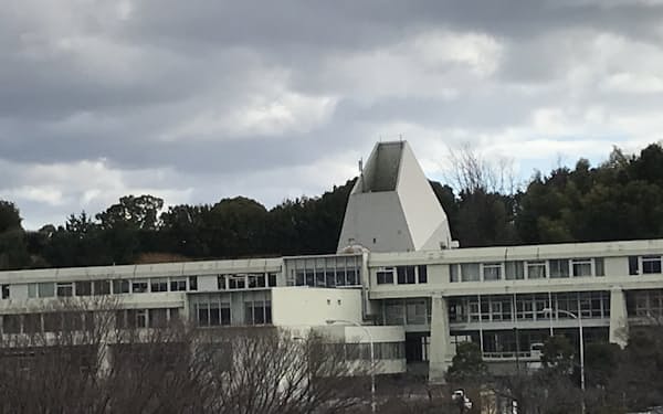 万博記念ビルは1970年の大阪万博の本部ビルとして建設された（大阪府吹田市）