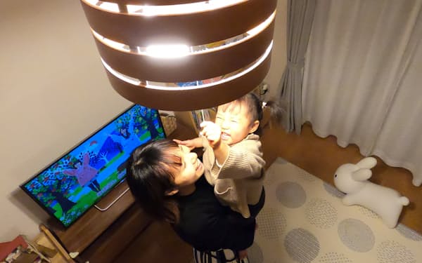 自宅で再生可能エネルギー100%の電力を使い始めた内海さん(左)と娘の環ちゃん(1)=16日、千葉県船橋市