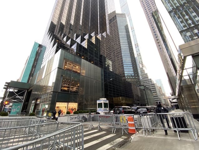 Nyの トランプタワー 警官が談笑 日本経済新聞 Nyの トランプタワー 警官が談笑 日本経済新聞