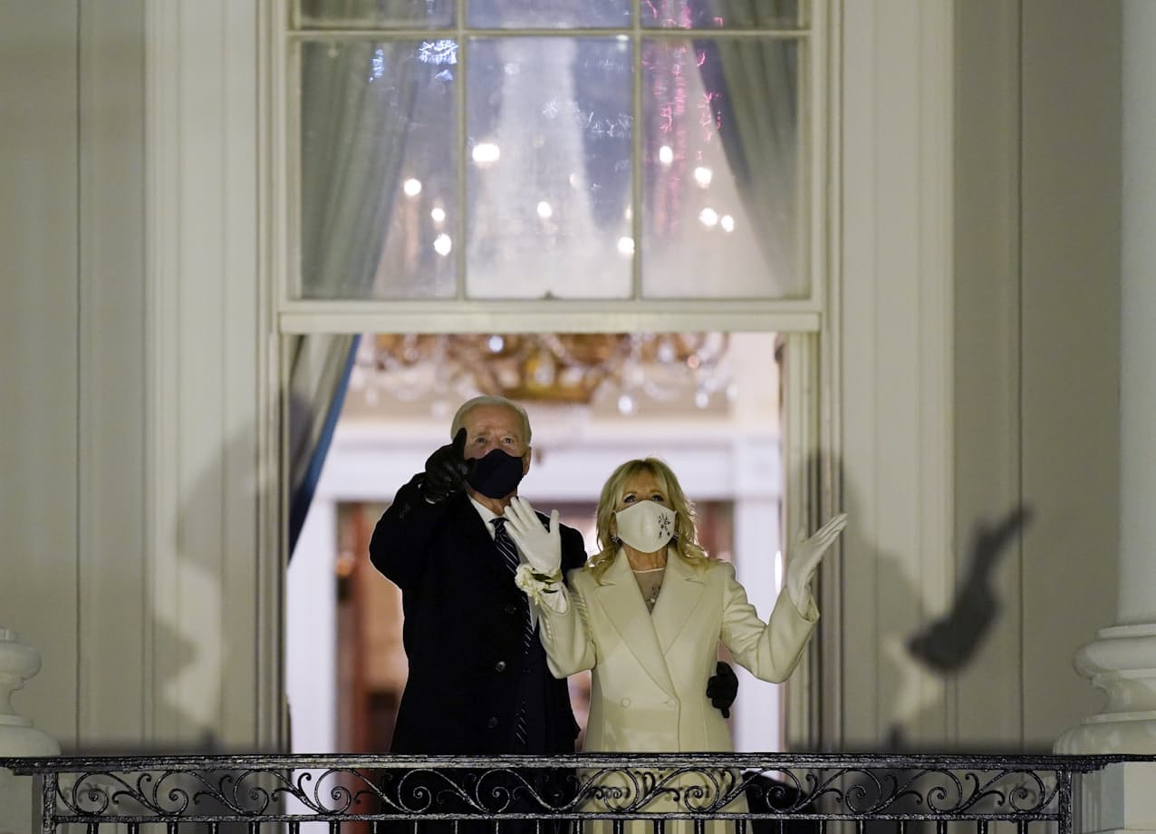 バイデン夫妻 バルコニーに登場 特別番組終了 日本経済新聞 バイデン夫妻 バルコニーに登場 特別番組終了 日本経済新聞