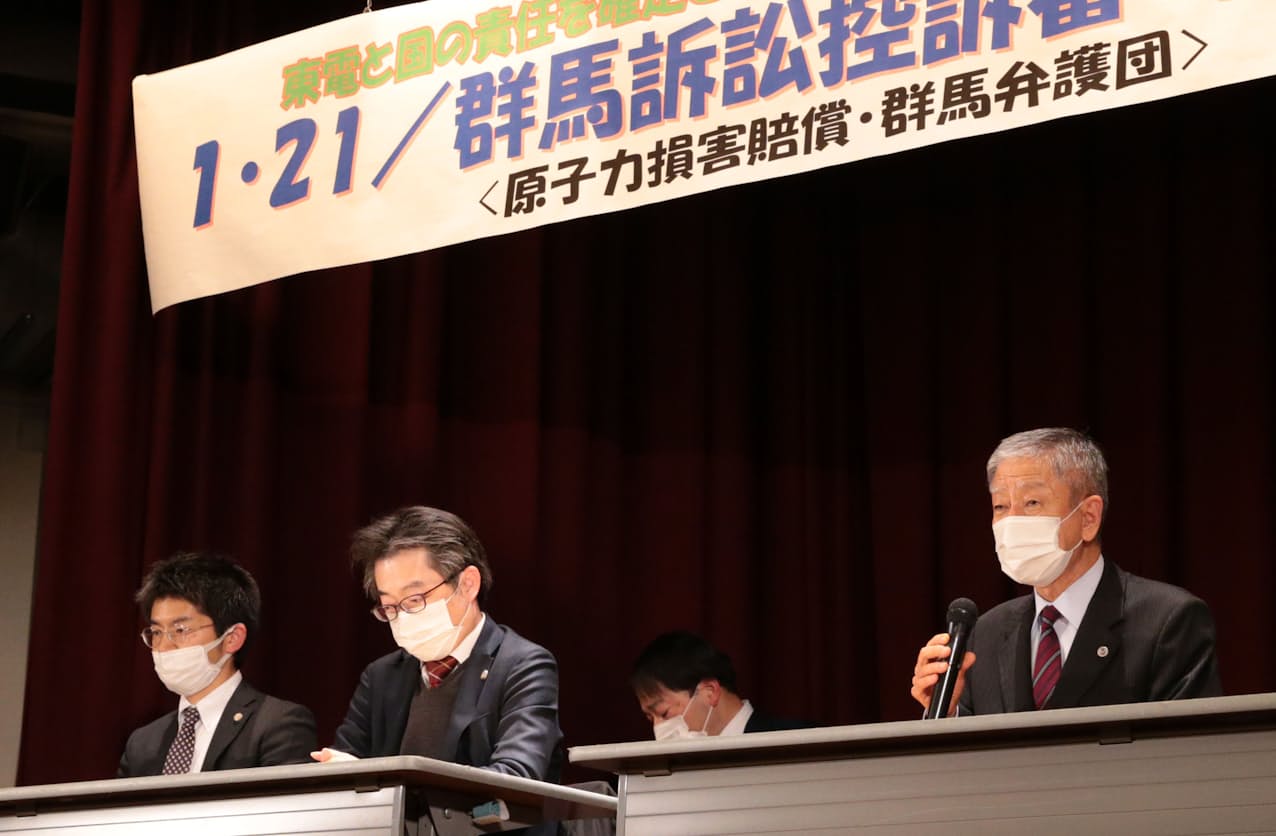 記者会見をする原告側の弁護士ら(21日、東京都千代田区)