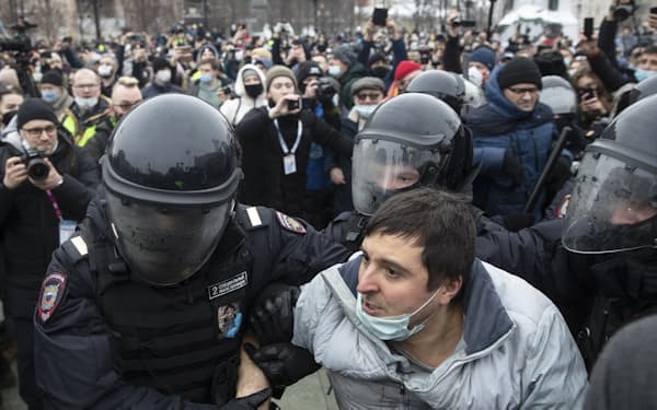 約3300人のデモ参加者が拘束された（23日、モスクワ）=AP