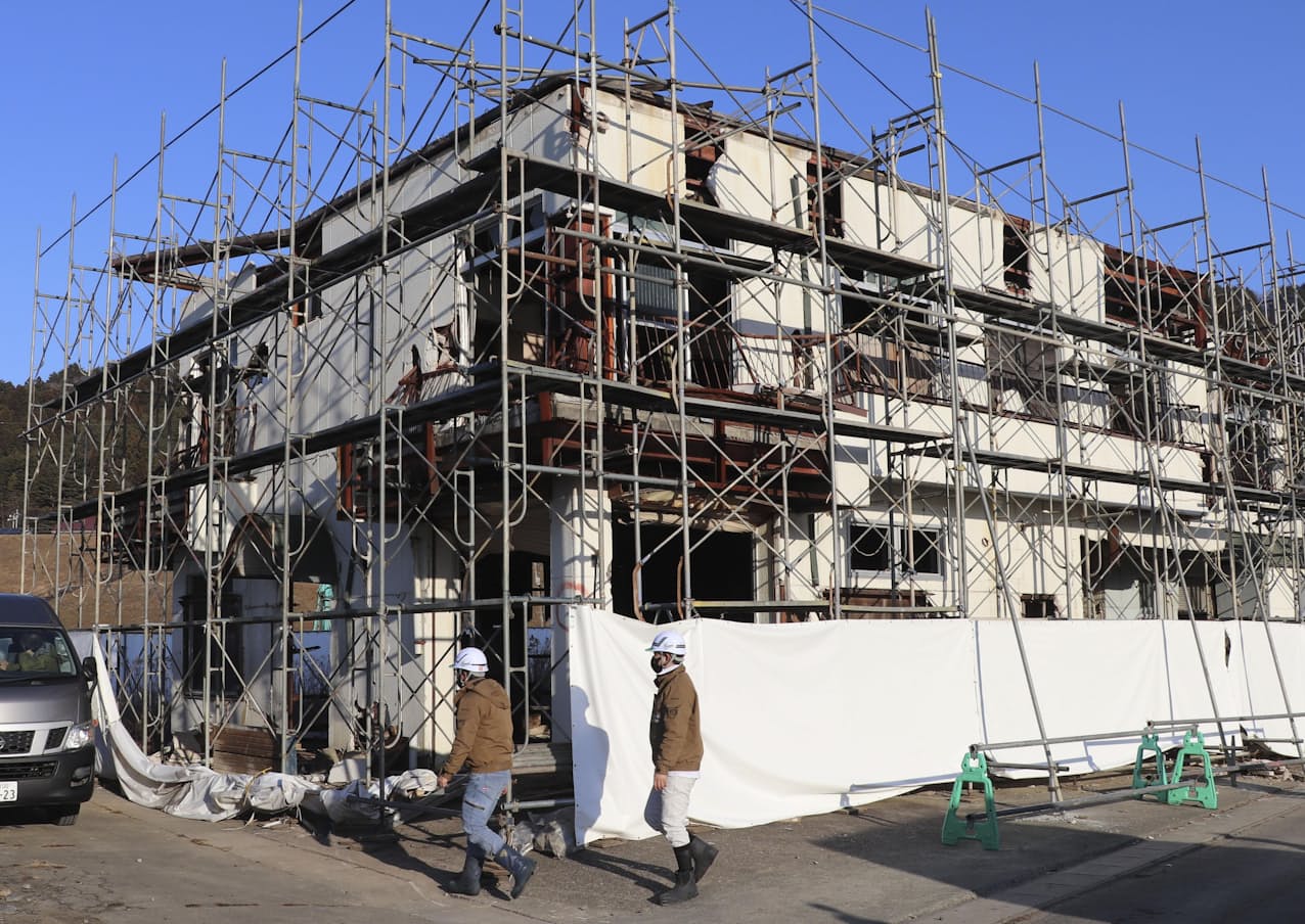 船乗り上げた民宿解体開始 岩手 大槌 日本経済新聞