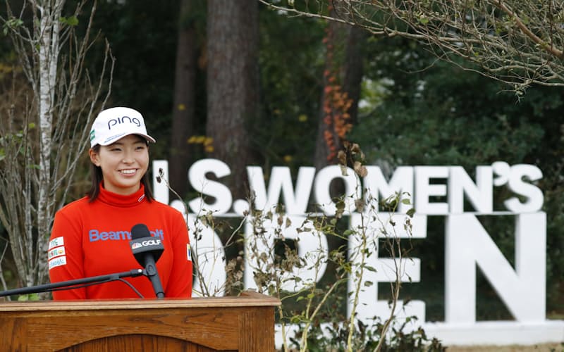 昨年12月の全米女子オープン、第2ラウンド終了時点で首位に立ち、笑顔で記者会見にのぞむ渋野日向子=共同 昨年12月の全米女子オープン、第2ラウンド終了時点で首位に立ち、笑顔で記者会見にのぞむ渋野日向子=共同