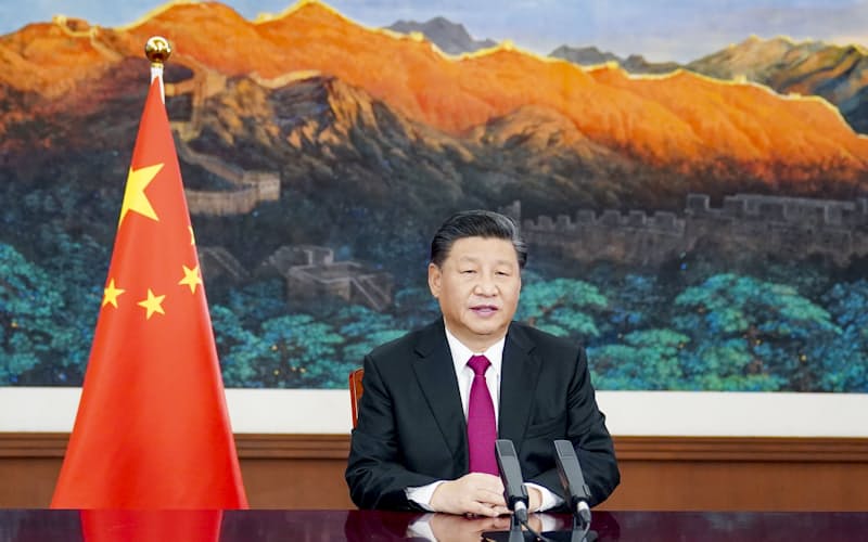 25日に開幕したオンライン会合「ダボス・アジェンダ」で講演する中国の習近平国家主席(北京)=新華社・共同 25日に開幕したオンライン会合「ダボス・アジェンダ」で講演する中国の習近平国家主席(北京)=新華社・共同