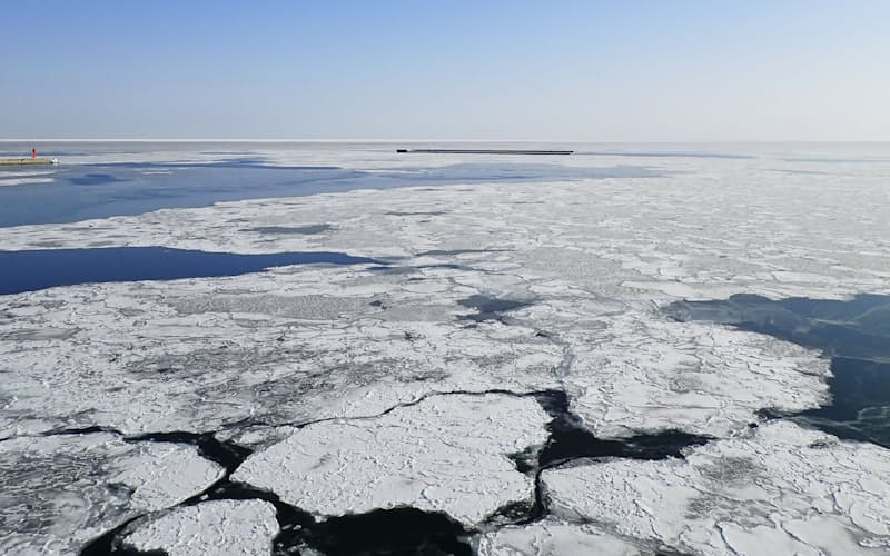 北海道紋別市で接岸が観測された流氷(26日午前)=紋別市提供・共同 北海道紋別市で接岸が観測された流氷(26日午前)=紋別市提供・共同