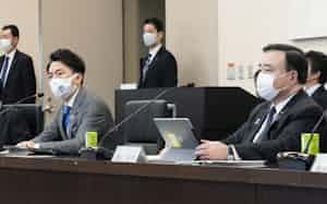 小泉環境相(左)と梶山経産相は、それぞれ別の有識者会議で議論を始める方針だ=共同 小泉環境相(左)と梶山経産相は、それぞれ別の有識者会議で議論を始める方針だ=共同