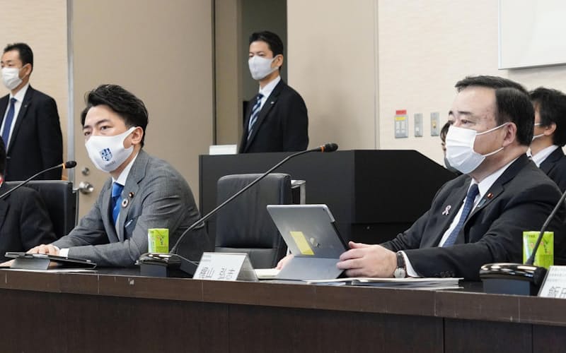 小泉環境相(左)と梶山経産相=共同 小泉環境相(左)と梶山経産相=共同