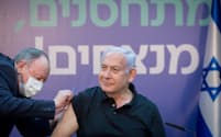 イスラエルで、2回目のワクチン接種を受けるネタニヤフ首相（9日）=ロイター