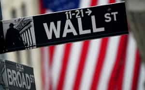 ニューヨークのウォール街=ロイター ニューヨークのウォール街=ロイター