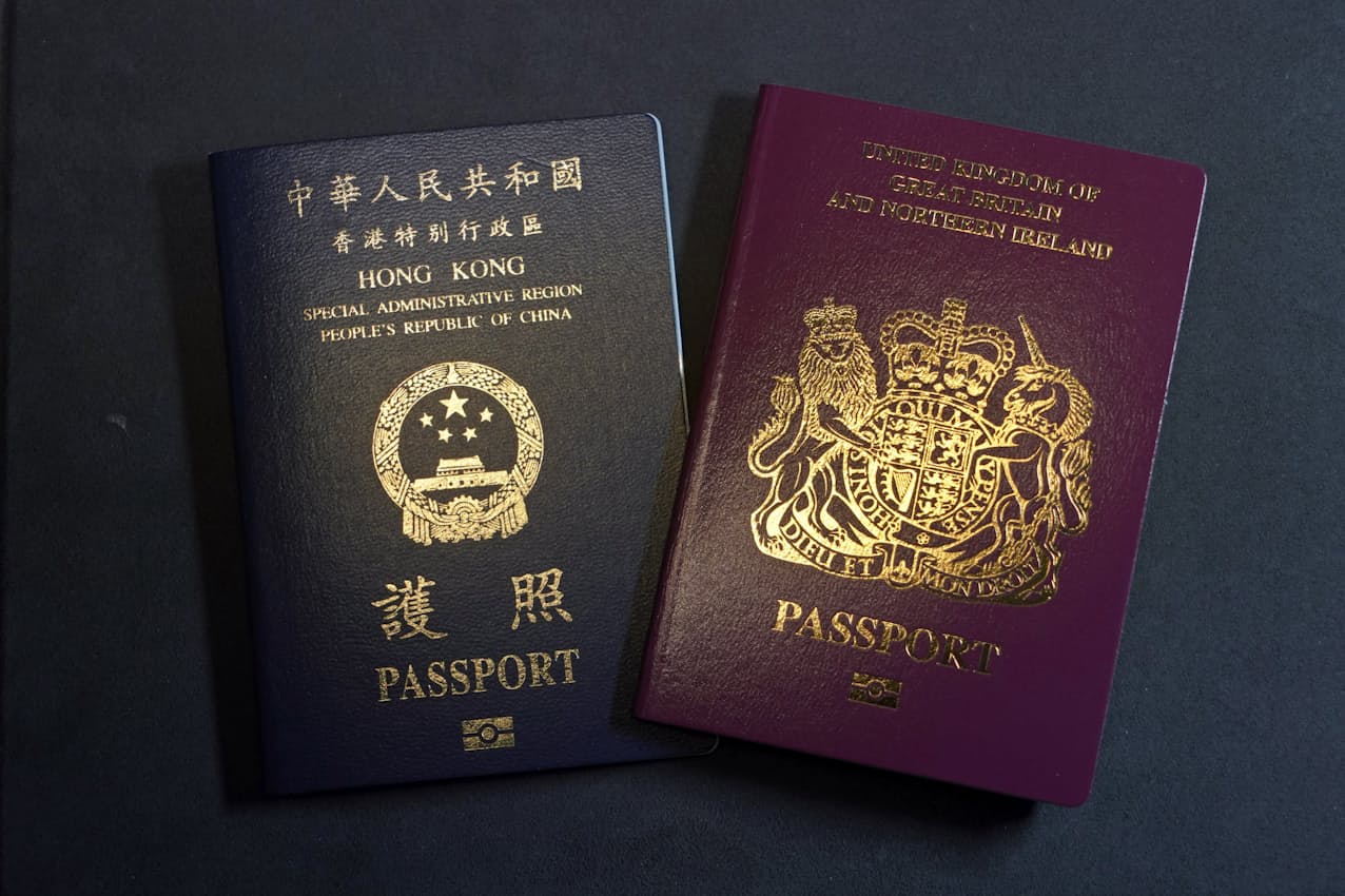中国返還前に生まれた香港市民を対象にしたBNO旅券㊨の保持者に特別ビザを発行する=AP