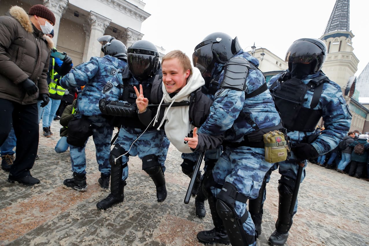 31日、モスクワで治安部隊により拘束されたデモ参加者=ロイター