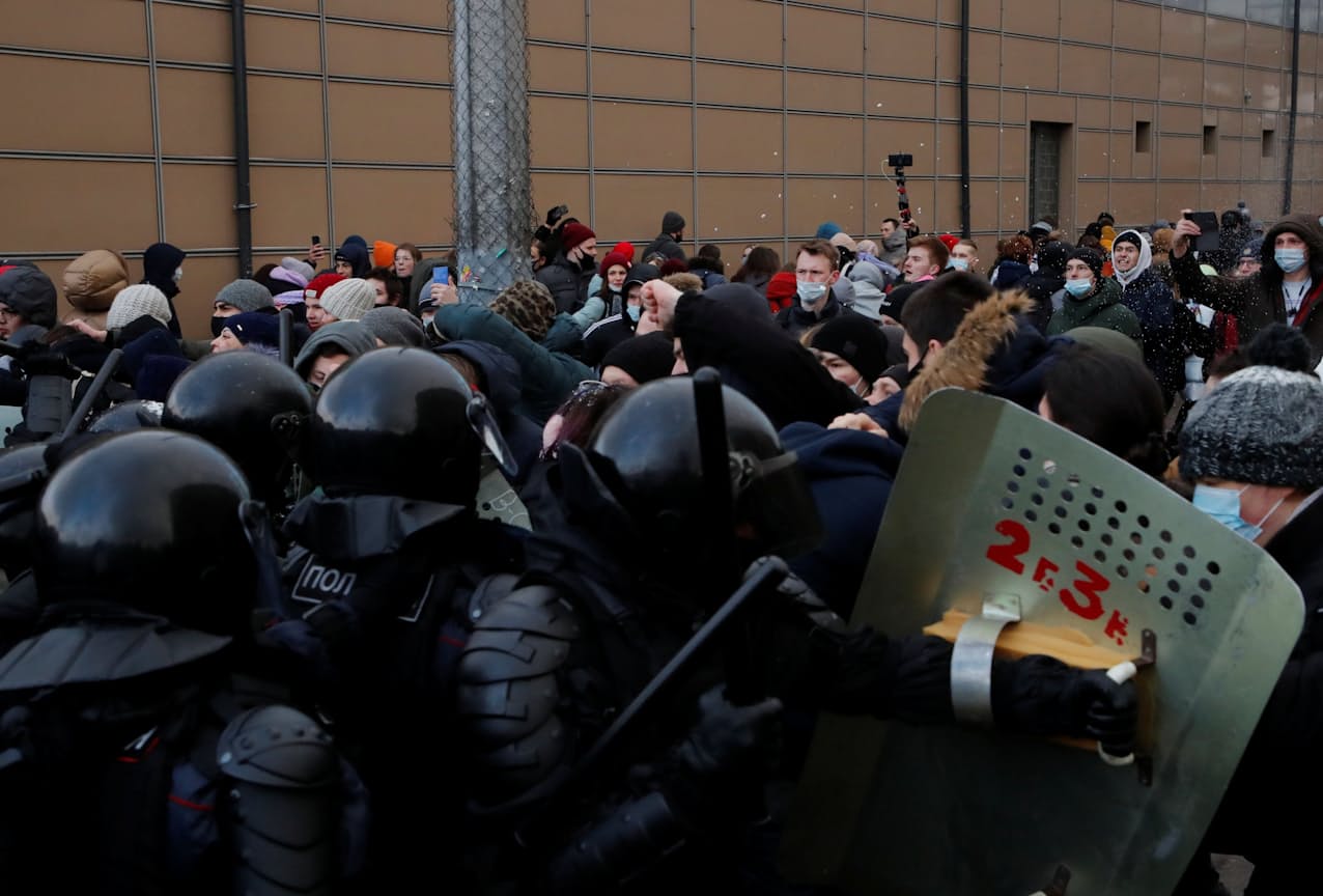 ナワリヌイ氏の釈放を求める抗議集会で警官隊と衝突するデモ参加者（31日、サンクトペテルブルク）=ロイター
