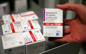 関節リウマチの治療に使われるトシリズマブの箱(フランスの薬局)=ロイター 
関節リウマチの治療に使われるトシリズマブの箱(フランスの薬局)=ロイター