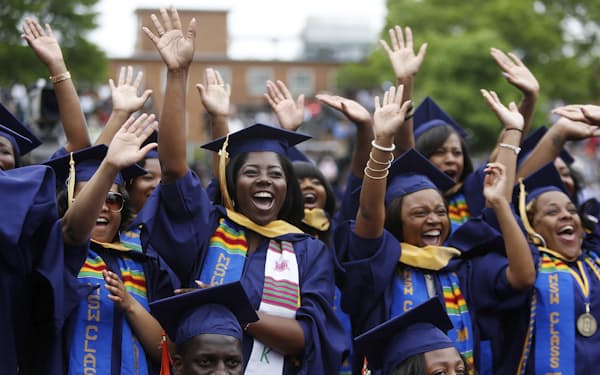 米国の首都ワシントンにあるハワード大学の卒業式。ウォルマートなど数多くの主要米国企業が米国のビジネススクールの学生による人種差別をなくすための提言を競うコンペティションに参加した=ロイター