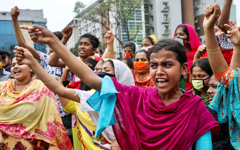 企業の取締役会は気候変動問題だけでなく、社会的格差などについても具体的な対応を迫られている(賃金引き上げを求めるバングラデシュの縫製工場で働く労働者ら)=ロイター 企業の取締役会は気候変動問題だけでなく、社会的格差などについても具体的な対応を迫られている(賃金引き上げを求めるバングラデシュの縫製工場で働く労働者ら)=ロイター