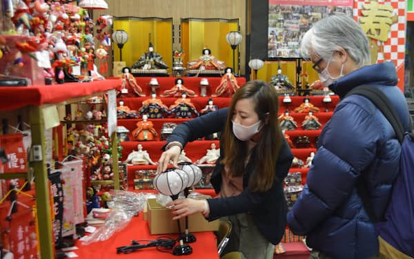 数多くのひな人形が並ぶ松屋町の人形店（5日、大阪市中央区）