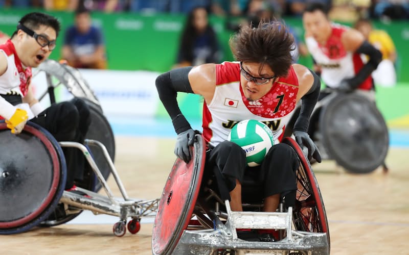 リオ・パラリンピック車いすラグビー準決勝でオーストラリアと対戦する日本代表。この大会、日本は金メダルなしに終わった(2016年9月) リオ・パラリンピック車いすラグビー準決勝でオーストラリアと対戦する日本代表。この大会、日本は金メダルなしに終わった(2016年9月)