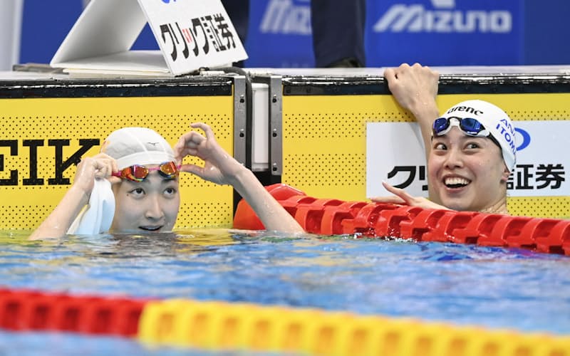 女子50メートル自由形で優勝した大本里佳(右)と2位の池江璃花子=共同  女子50メートル自由形で優勝した大本里佳(右)と2位の池江璃花子=共同