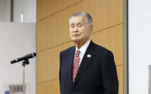 日本オリンピック委員会の女性理事増員方針を巡る発言についての取材対応を終えた、東京五輪・パラリンピック組織委員会の森喜朗会長(4日、東京都中央区)=共同 日本オリンピック委員会の女性理事増員方針を巡る発言についての取材対応を終えた、東京五輪・パラリンピック組織委員会の森喜朗会長(4日、東京都中央区)=共同