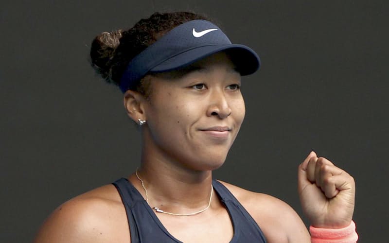 女子シングルス1回戦を突破しガッツポーズする大坂なおみ=メルボルン=ロイター 女子シングルス1回戦を突破しガッツポーズする大坂なおみ=メルボルン=ロイター