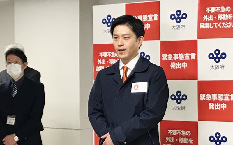 記者団の取材に応じる吉村知事(8日、大阪府庁) 記者団の取材に応じる吉村知事(8日、大阪府庁)