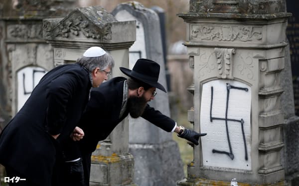 ナチスの象徴であるかぎ十字の落書きをされたフランスのユダヤ人の墓=ロイター